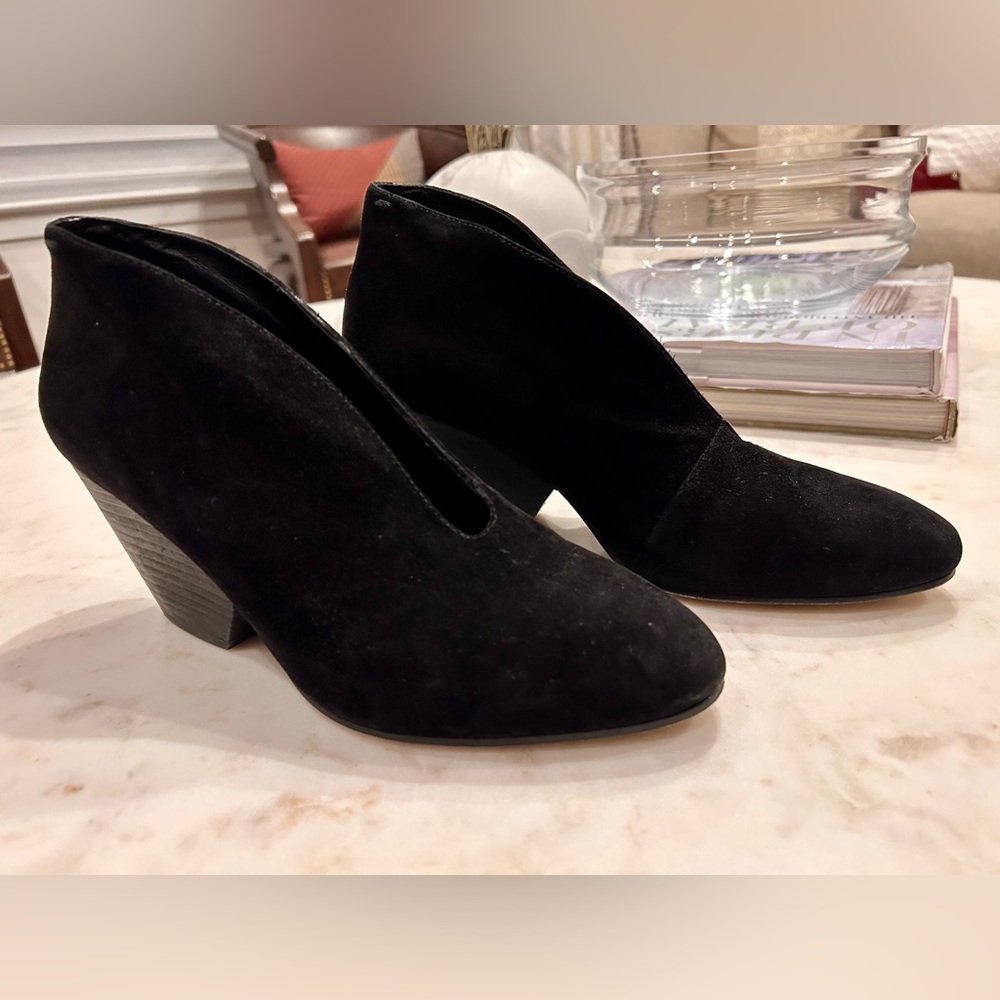 Eileen Fisher Black Suede shoes (8.5) - Super comfortable & stylish